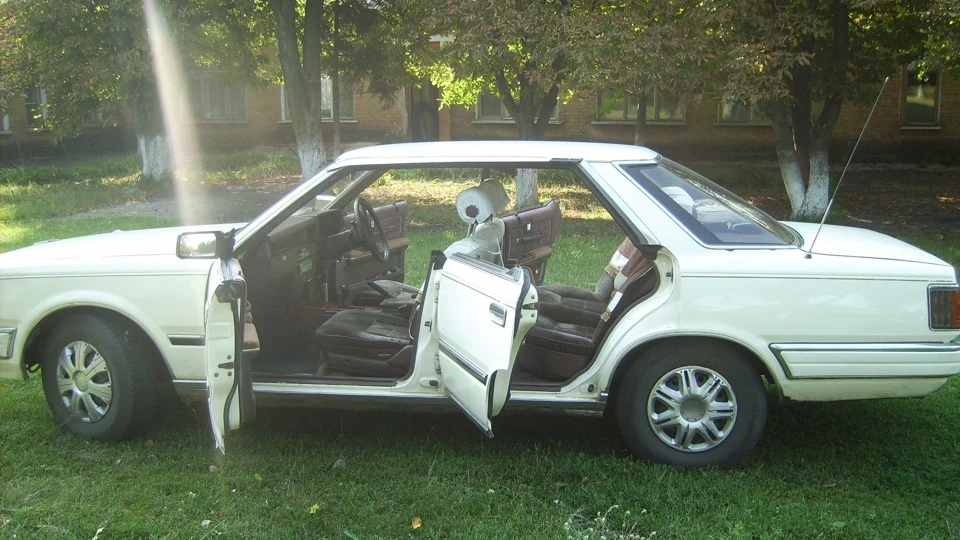 Nissan Cedric бежевий VG20E 2