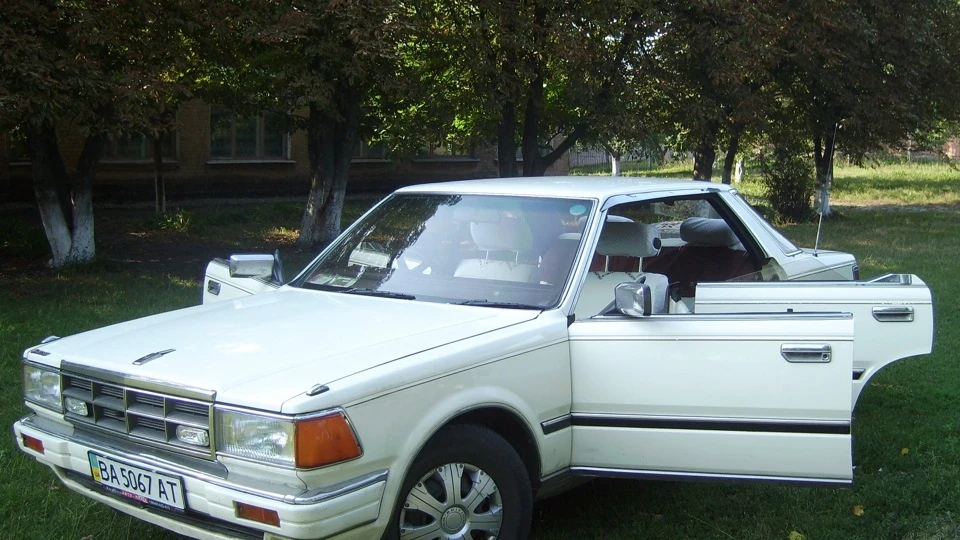Nissan Cedric бежевий VG20E 3
