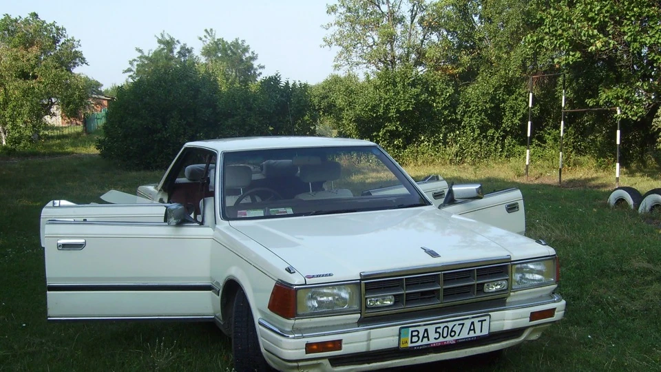 Nissan Cedric бежевий VG20E 4