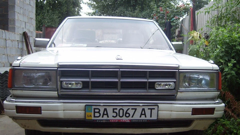 Nissan Cedric бежевий VG20E 5