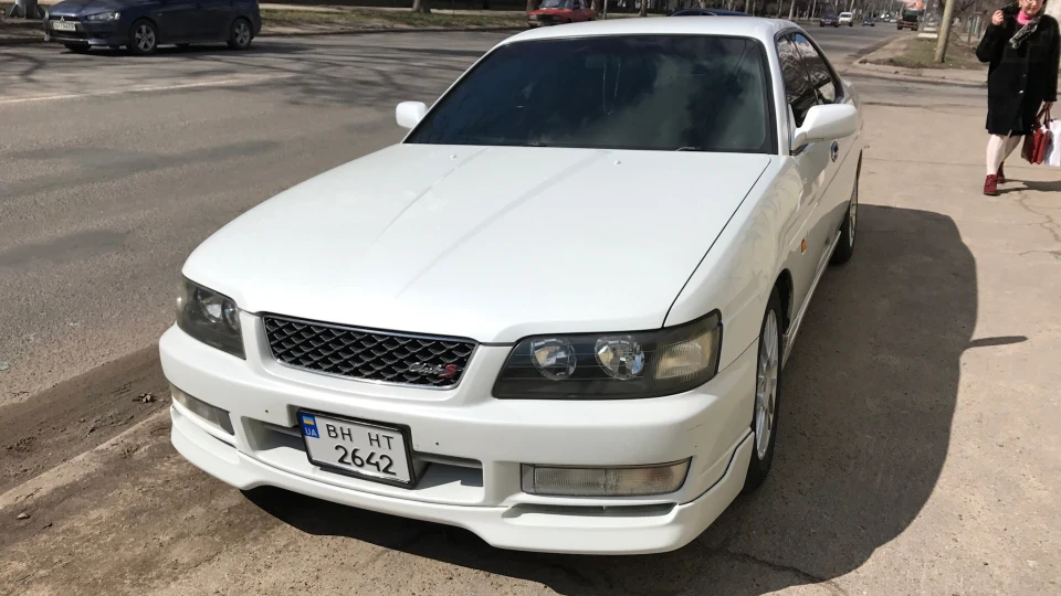 Nissan Laurel Laura white 2