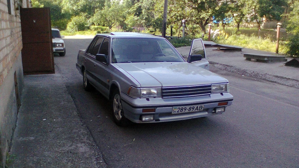 Nissan Laurel сріблястий хамеліон RD28 2
