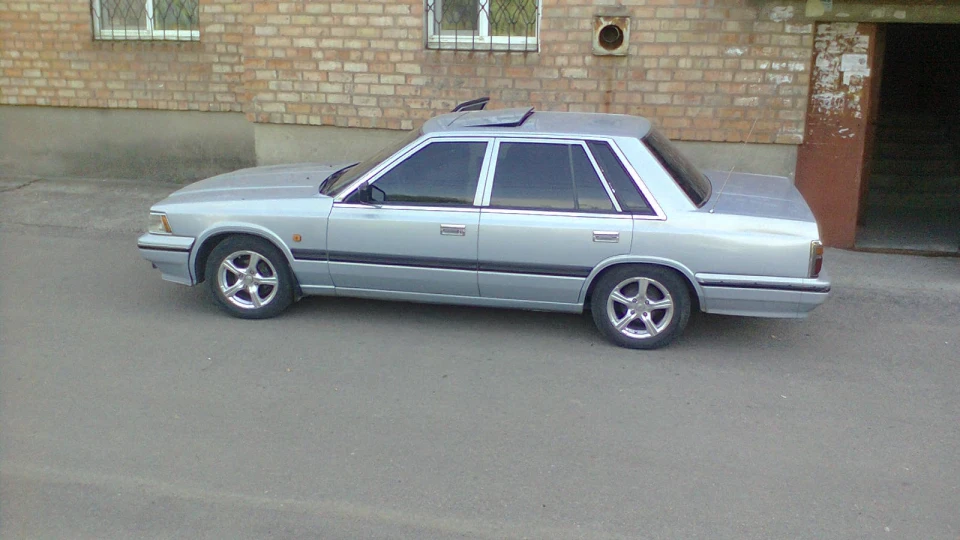 Nissan Laurel сріблястий хамеліон RD28 3