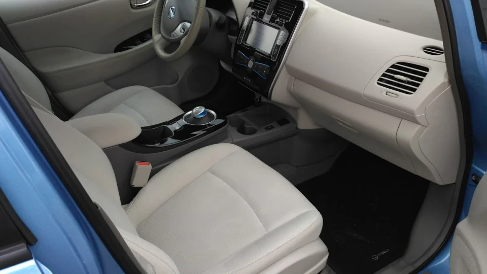 Nissan Leaf Блакитна ракета