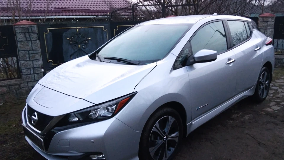 Nissan Leaf Срібний Металик