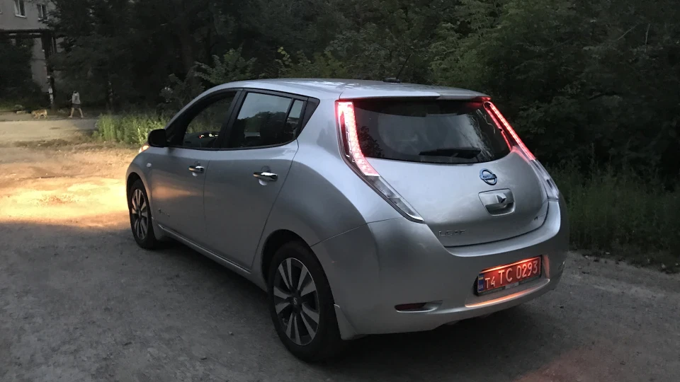 Nissan Leaf Срібляста електричка