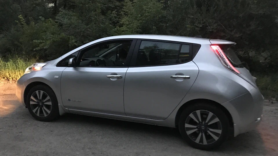 Nissan Leaf Срібляста електричка 2