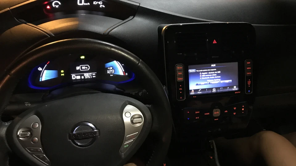 Nissan Leaf Срібляста електричка 3