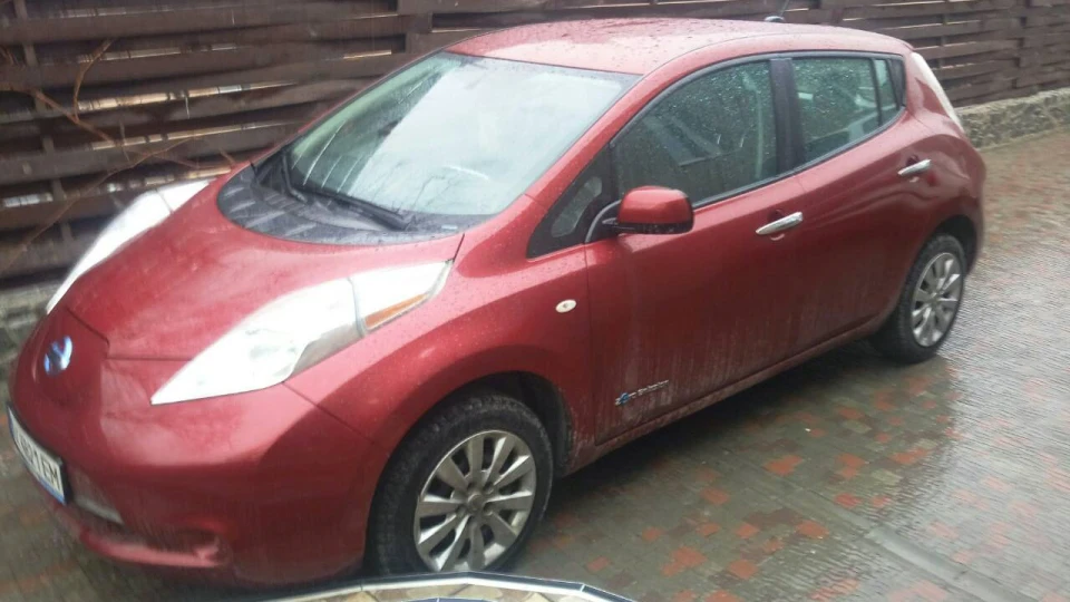 Nissan Leaf Стигла вишня
