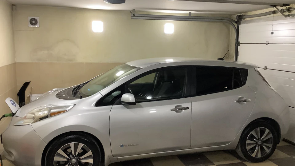 Nissan Leaf Спритна табуретка 2