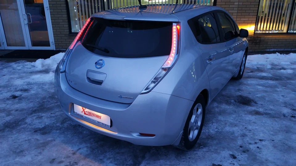 Nissan Leaf SV 2