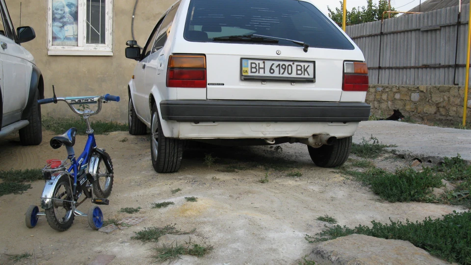Nissan March Кнопа