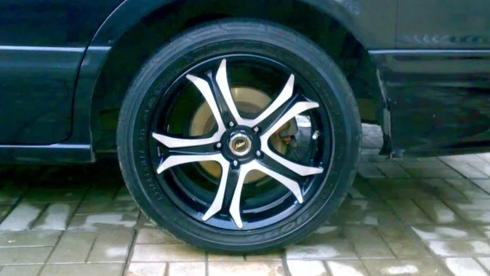 Nissan Maxima QX 2,0 чорна) 2