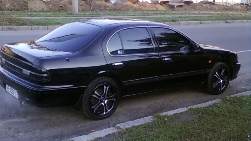 Nissan Maxima QX 2,0 чорна) 4