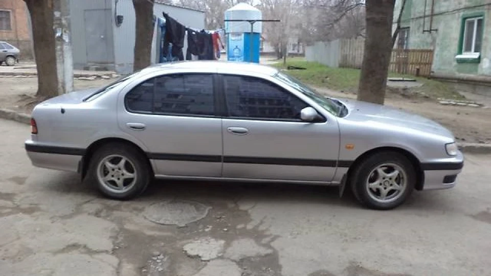 Nissan Maxima QX 2.0 3