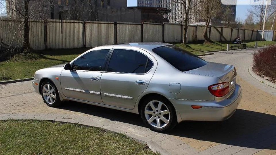 Nissan Maxima QX 2.0V6 2