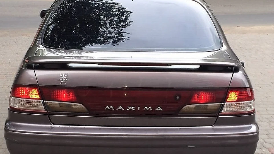 Nissan Maxima QX 3.0 на ручці 3