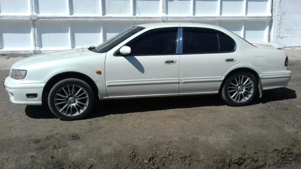 Nissan Maxima Білий Араб