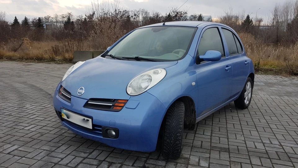 Nissan Micra Блакитна бусинка