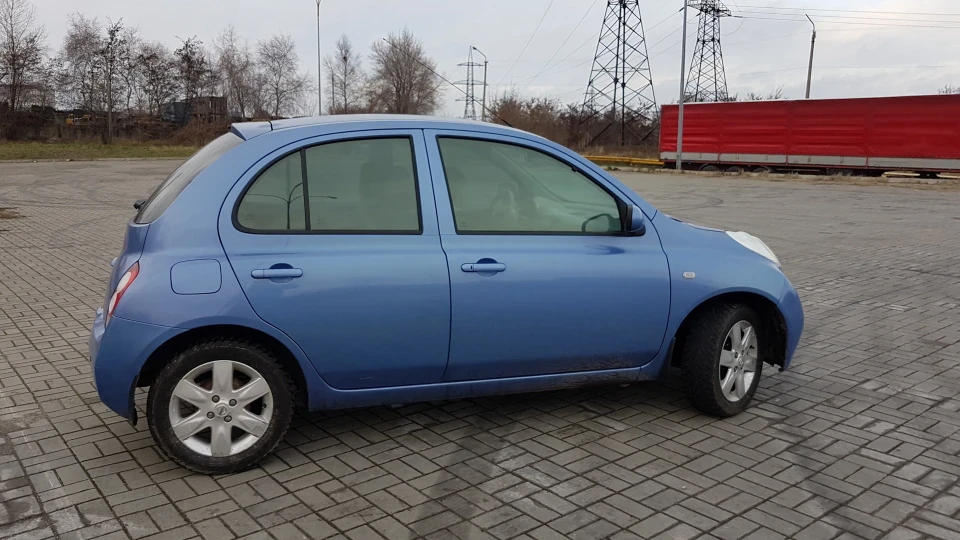 Nissan Micra Блакитна бусинка 2