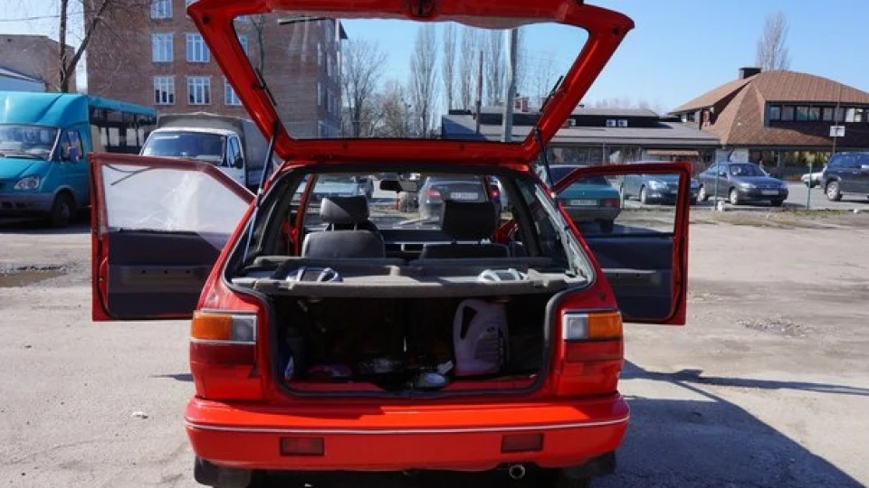 Nissan Micra червоненький 1.0 4