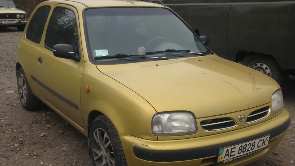 Nissan Micra Золотистий Мікроб 3