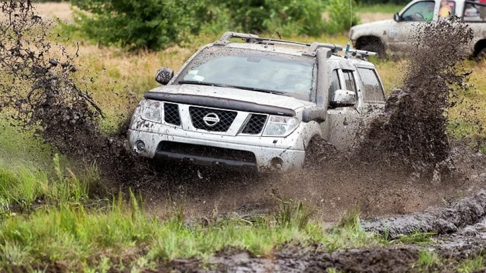 Nissan Navara Сріблястий металік 2