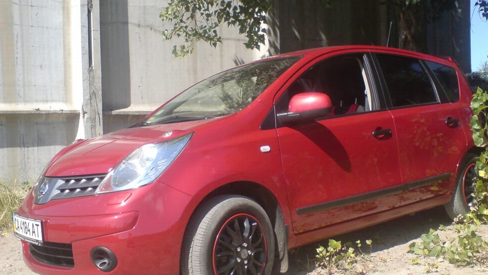 Nissan Note 1.4 темно-червоний 2