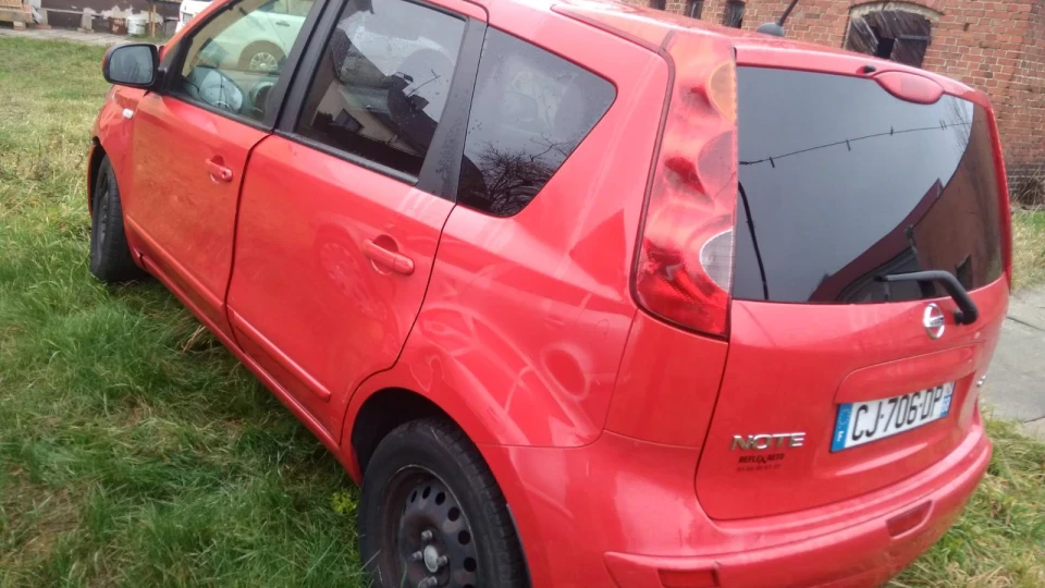 Nissan Note червоненький