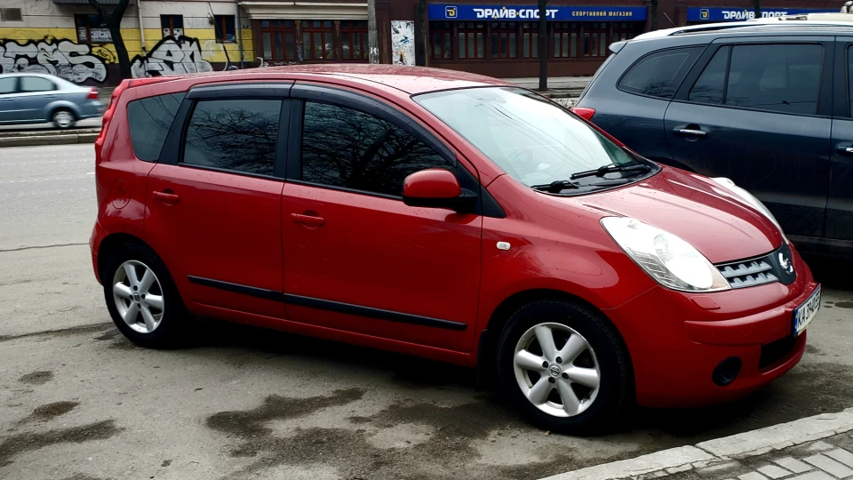 Nissan Note Червоний єнот