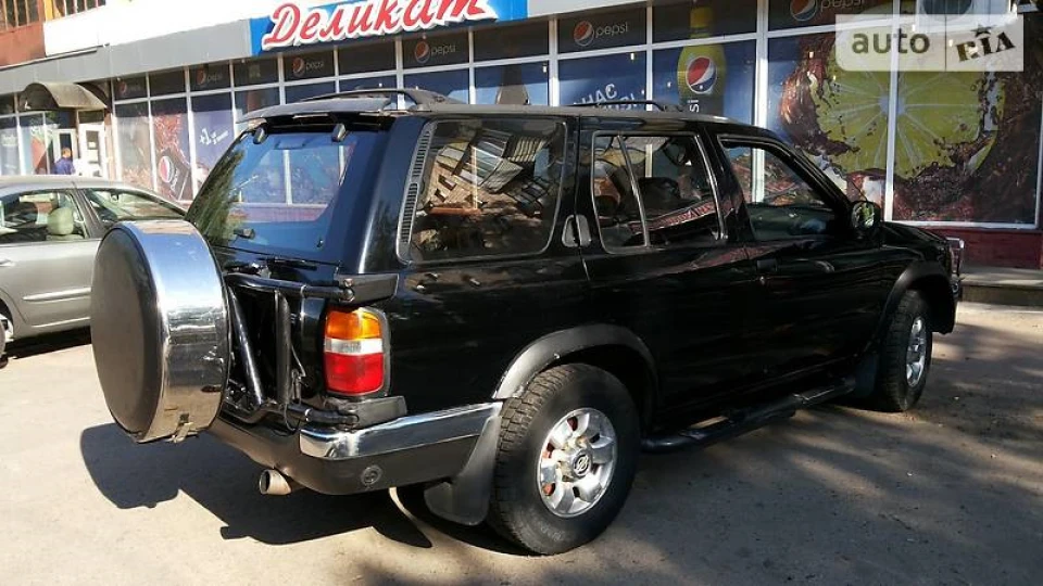Nissan Pathfinder Чорний всюдихід 2