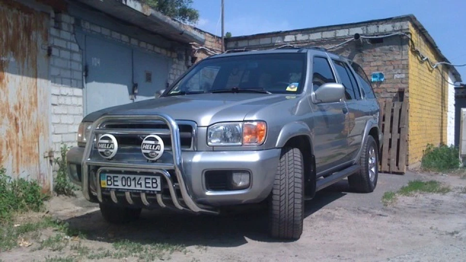 Nissan Pathfinder LE