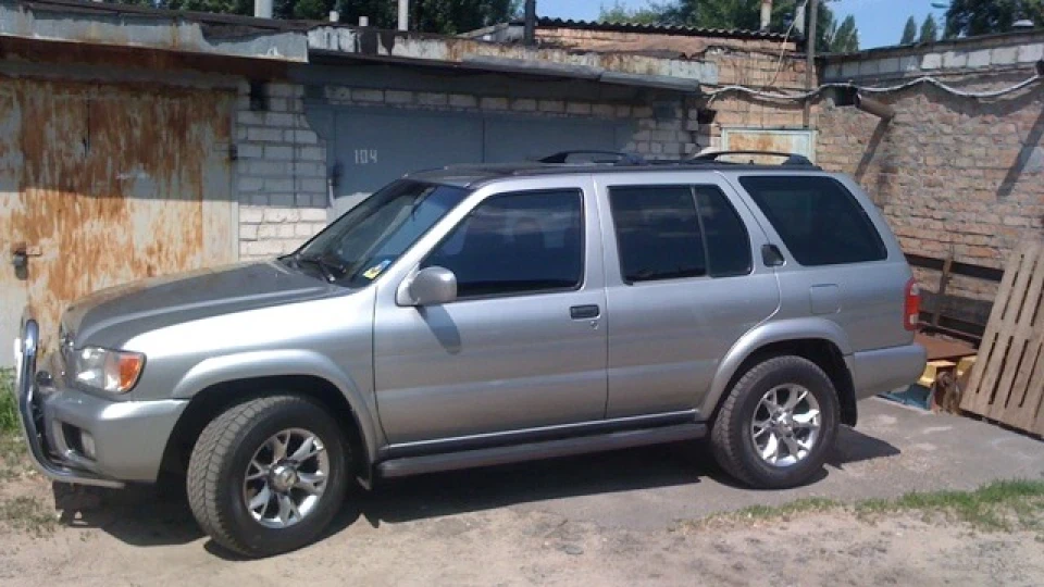 Nissan Pathfinder LE 2