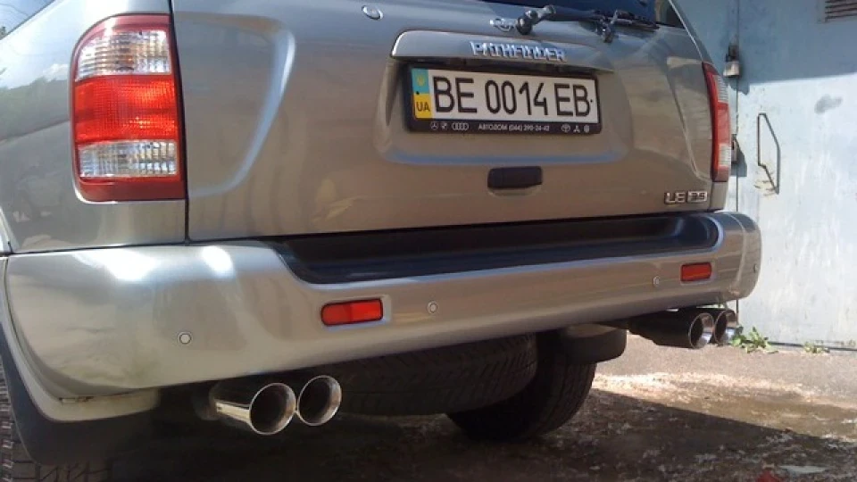 Nissan Pathfinder LE 3