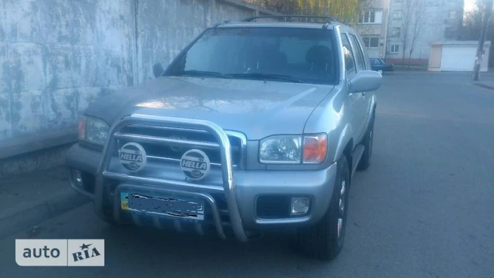 Nissan Pathfinder LE 4