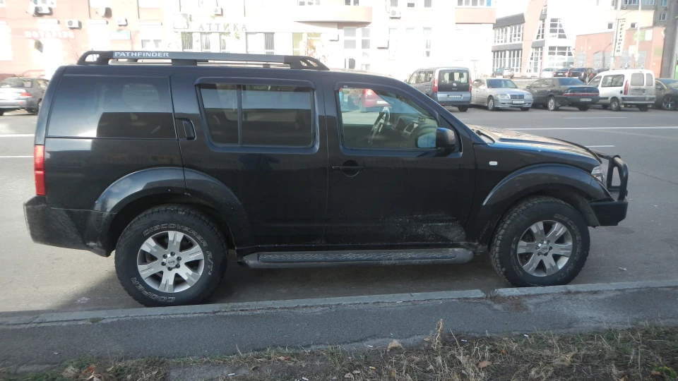 Nissan Pathfinder Рамний легковик 2