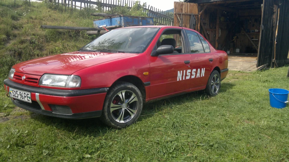 Nissan Primera 1.6 red