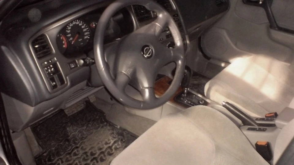 Nissan Primera Сріблястий металік 2,0 3