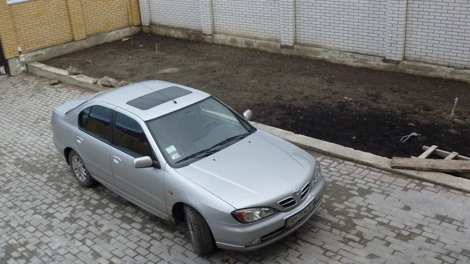 Nissan Primera Сріблястий металік 2,0 4