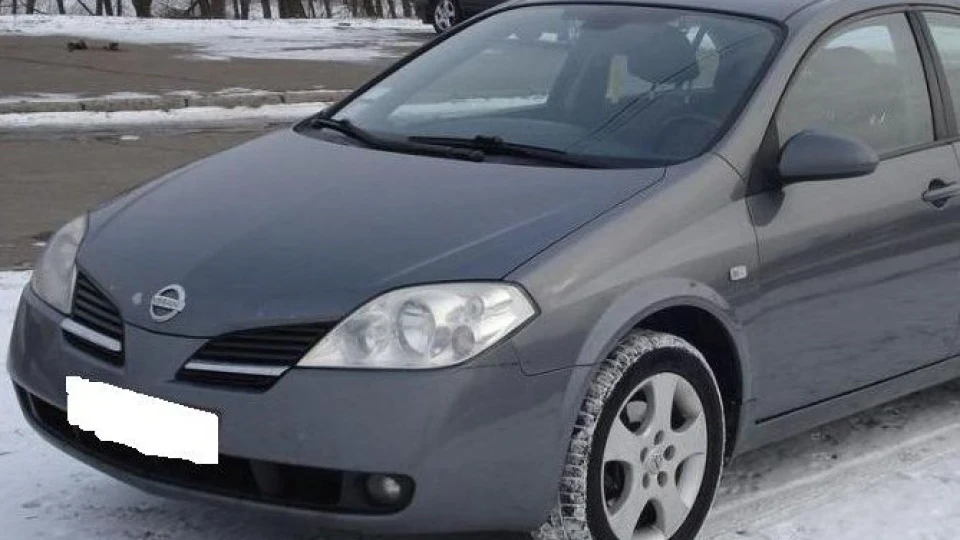 Nissan Primera сірий асфальт