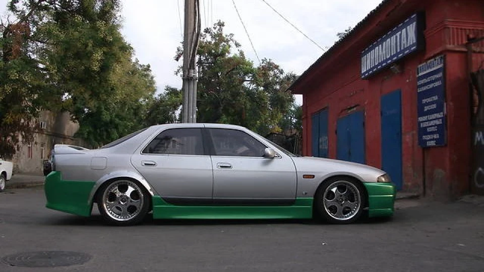 Nissan Skyline HR-33 GTS 4