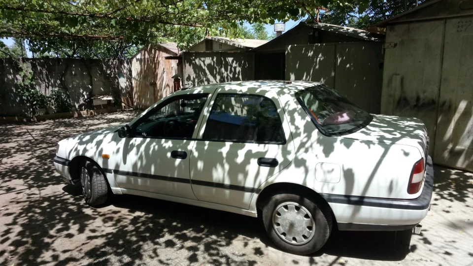 Nissan Sunny 4