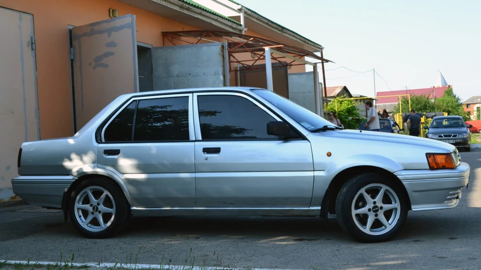 Nissan Sunny 5