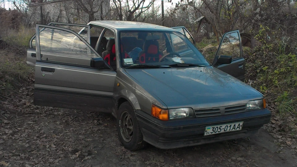 Nissan Sunny сірий асфальт