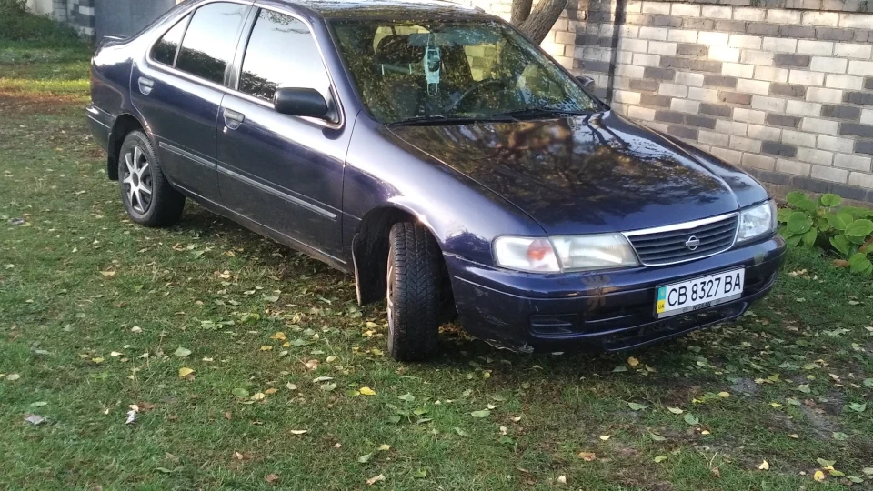 Nissan Sunny Темно-синій металік 2
