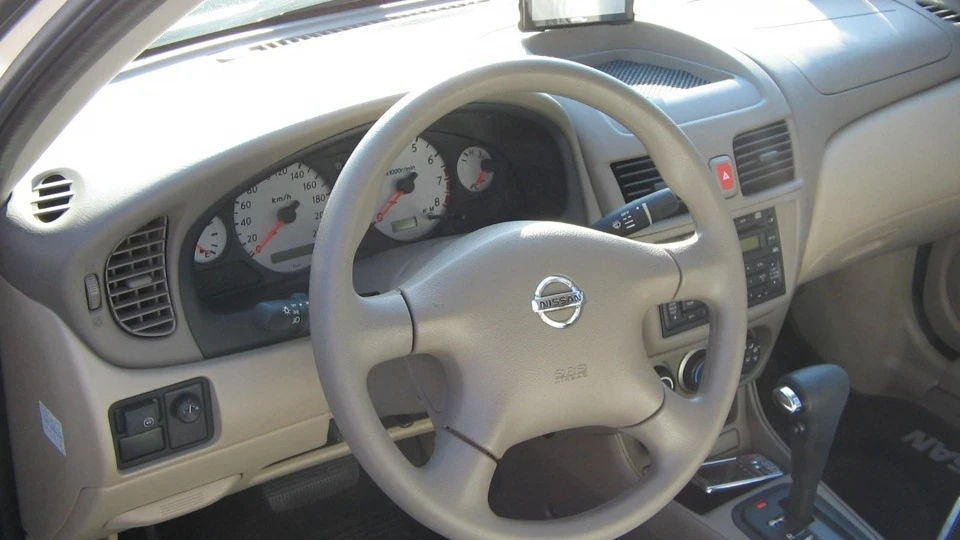 Nissan Sunny золотистий