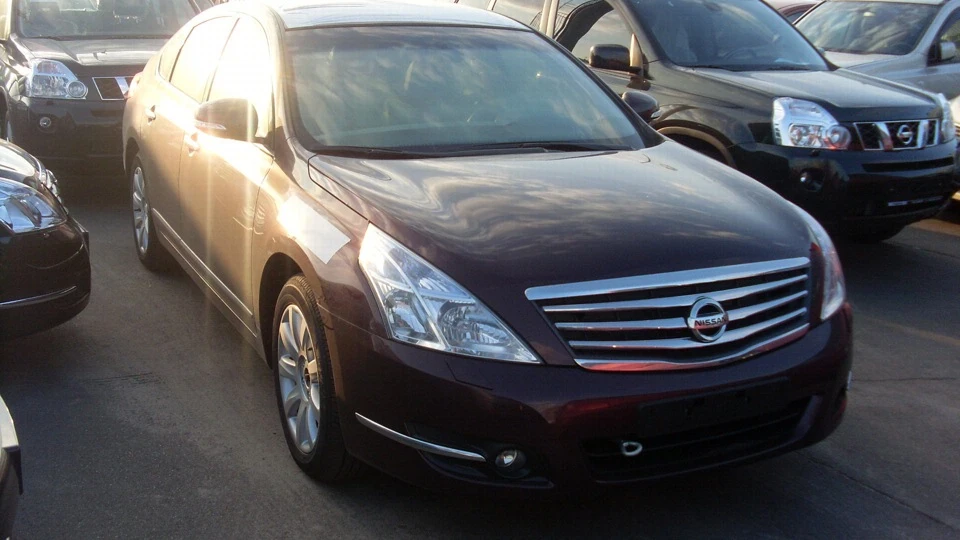 Nissan Teana темно-червоний 3.5