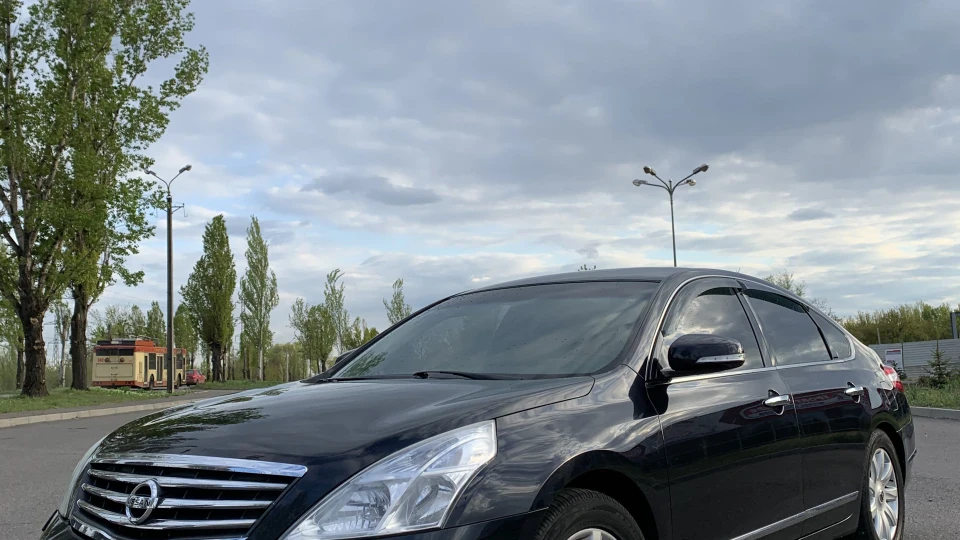 Nissan Teana Темно-синій металік 2