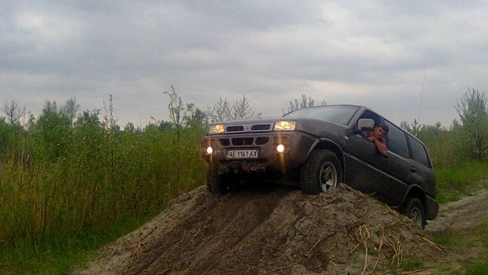 Nissan Terrano Повний джип 3