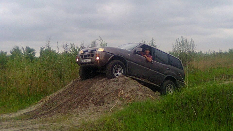 Nissan Terrano Повний джип 4